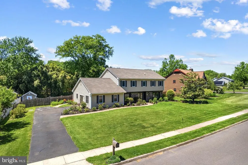 329 Sherwood Dr, Yardley, PA 19067