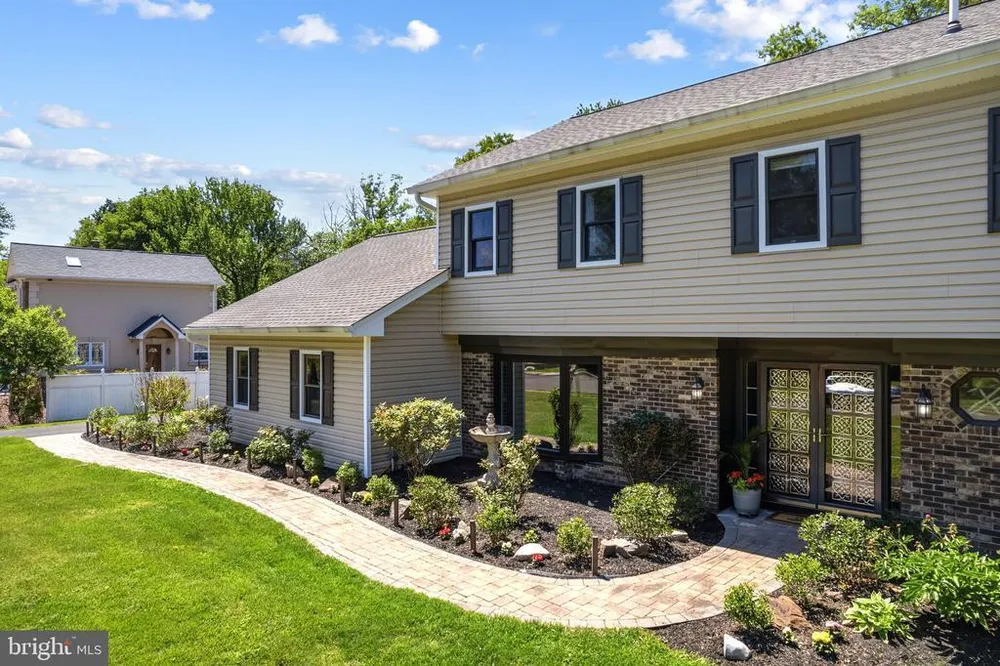 329 Sherwood Dr, Yardley, PA 19067