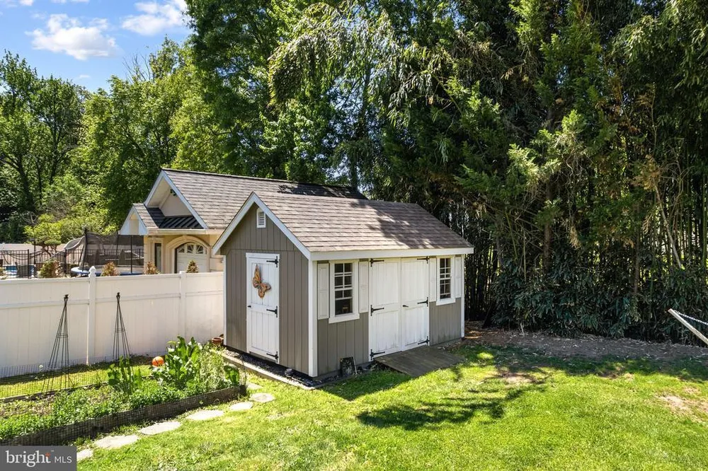 329 Sherwood Dr, Yardley, PA 19067