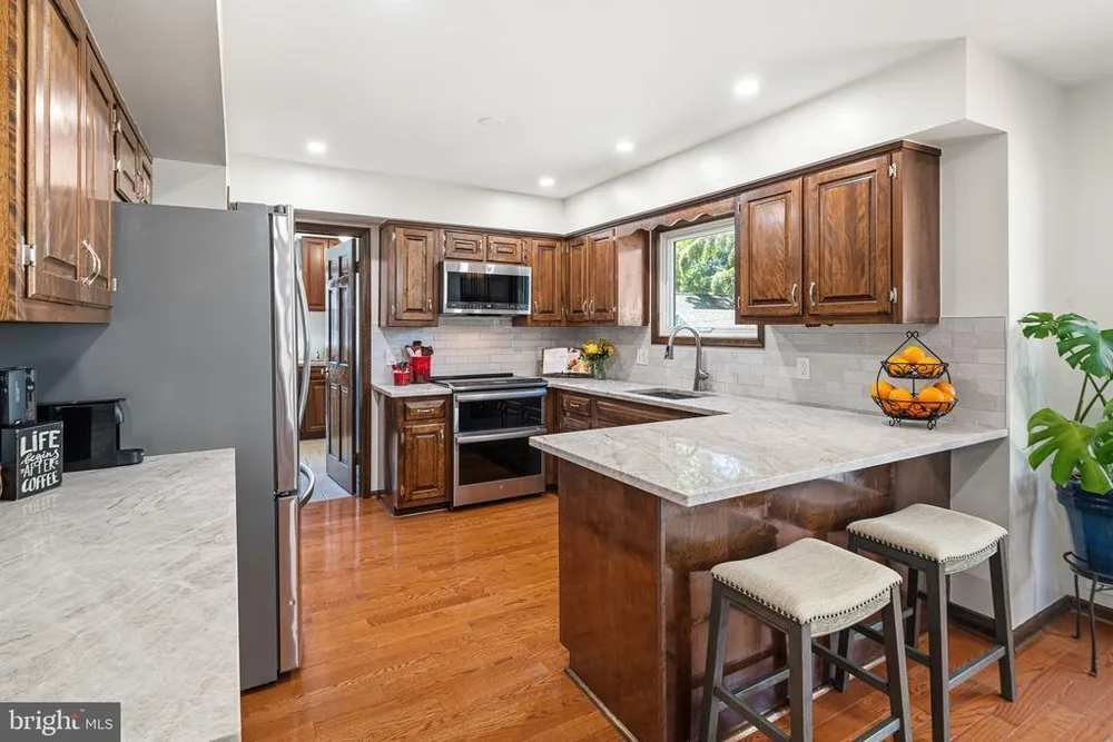 329 Sherwood Dr, Yardley, PA 19067