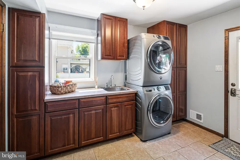 329 Sherwood Dr, Yardley, PA 19067