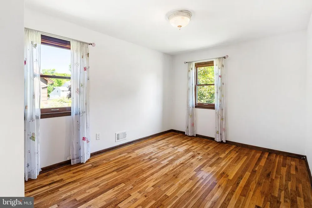 329 Sherwood Dr, Yardley, PA 19067