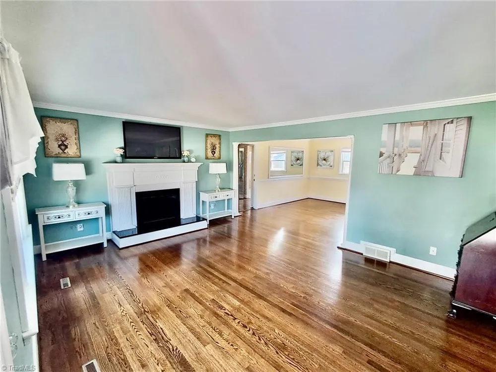 590 N Peace Haven Rd, Winston-Salem, NC 27104