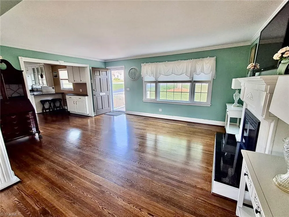 590 N Peace Haven Rd, Winston-Salem, NC 27104