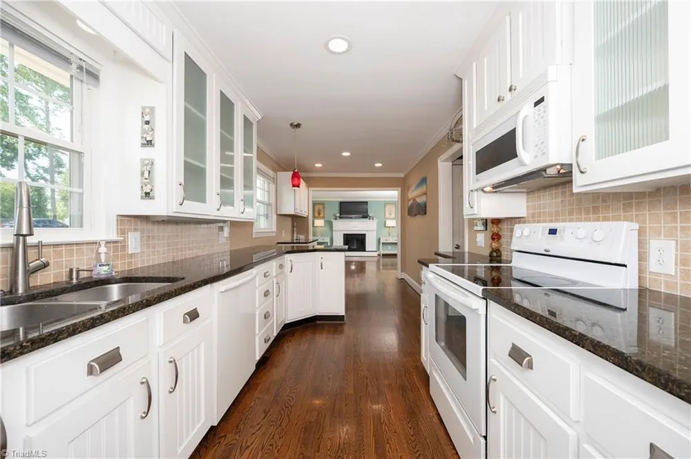 590 N Peace Haven Rd, Winston-Salem, NC 27104