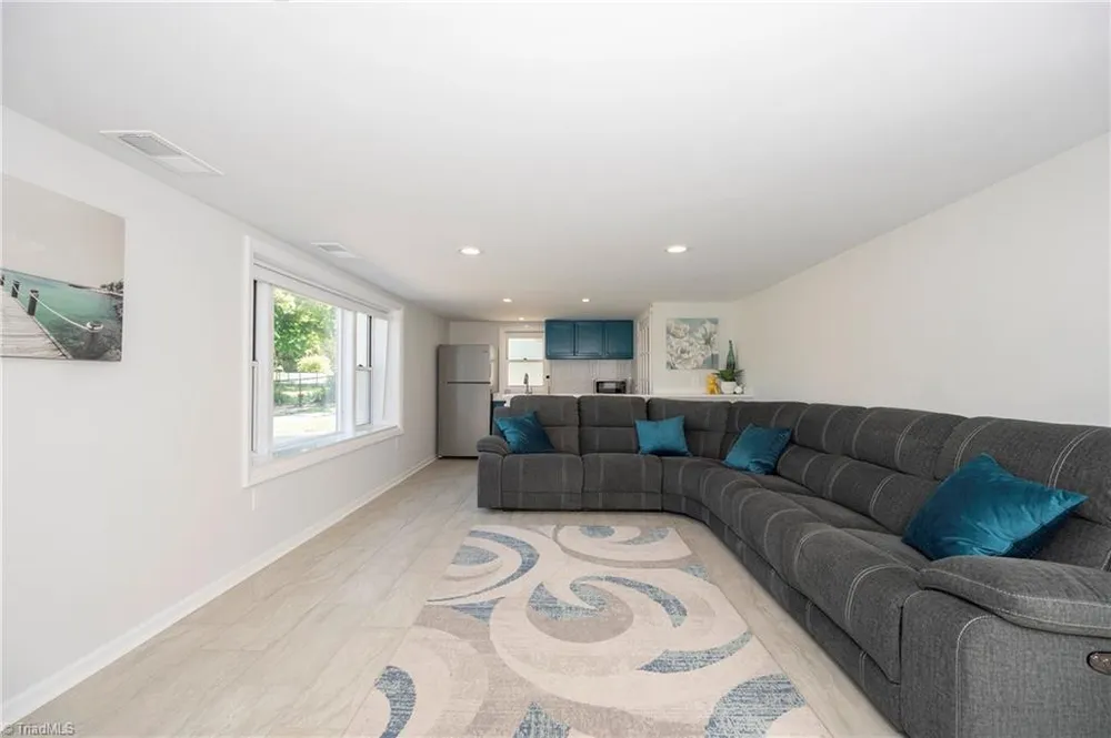 590 N Peace Haven Rd, Winston-Salem, NC 27104