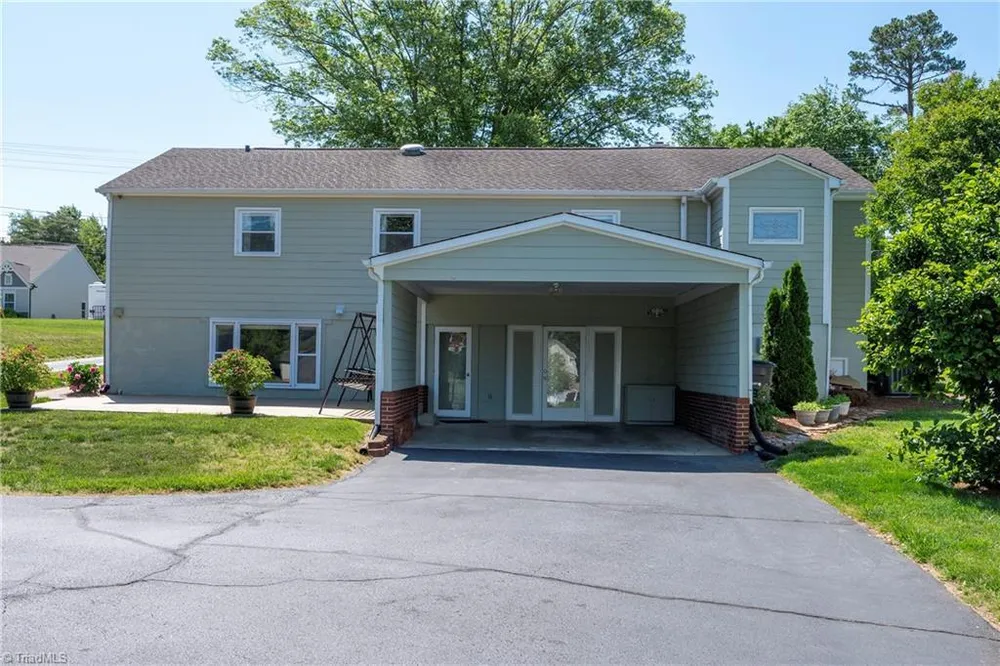 590 N Peace Haven Rd, Winston-Salem, NC 27104