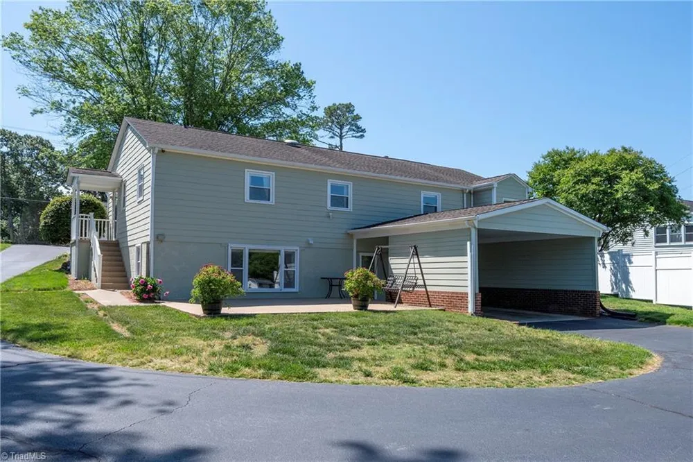 590 N Peace Haven Rd, Winston-Salem, NC 27104