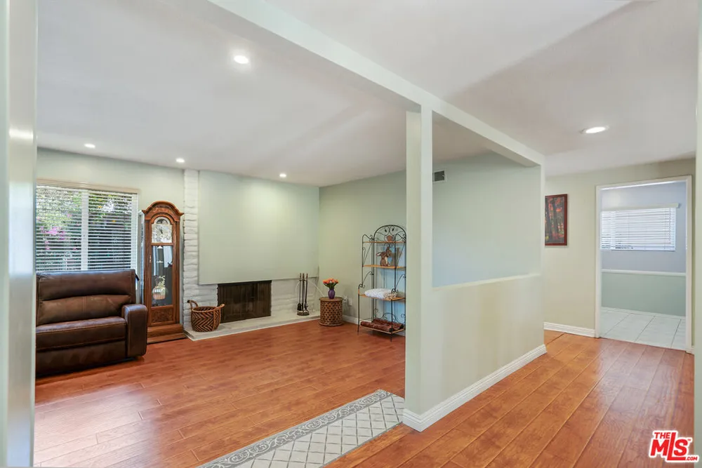 18631 Superior St, Northridge, CA 91324