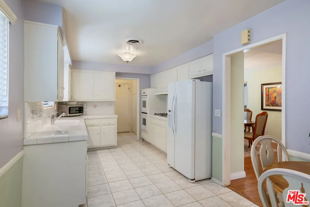 18631 Superior St, Northridge, CA 91324