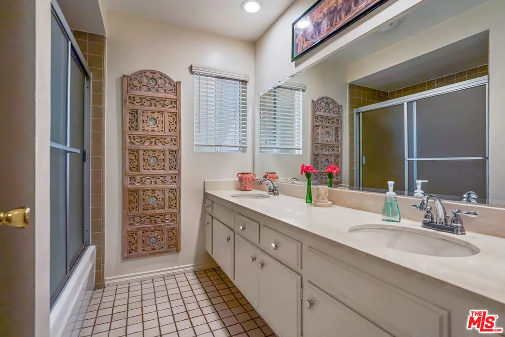 18631 Superior St, Northridge, CA 91324