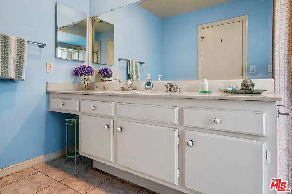 18631 Superior St, Northridge, CA 91324