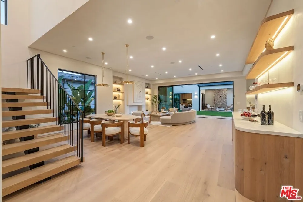 11746 Blix St, Valley Village, CA 91607