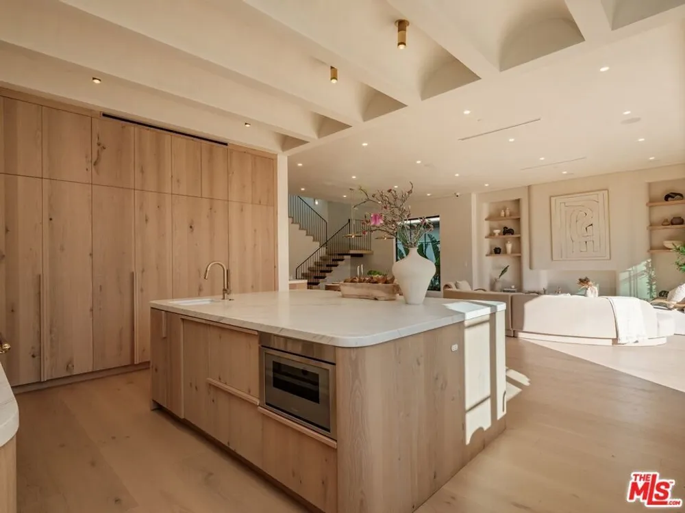 11746 Blix St, Valley Village, CA 91607