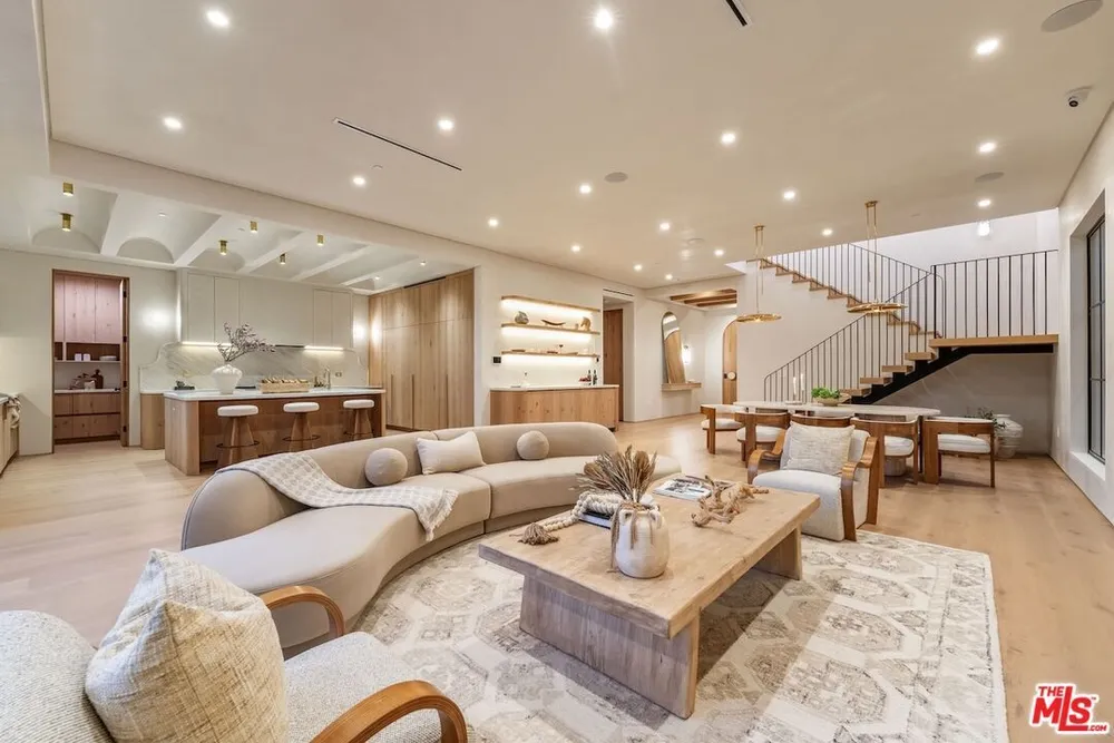 11746 Blix St, Valley Village, CA 91607
