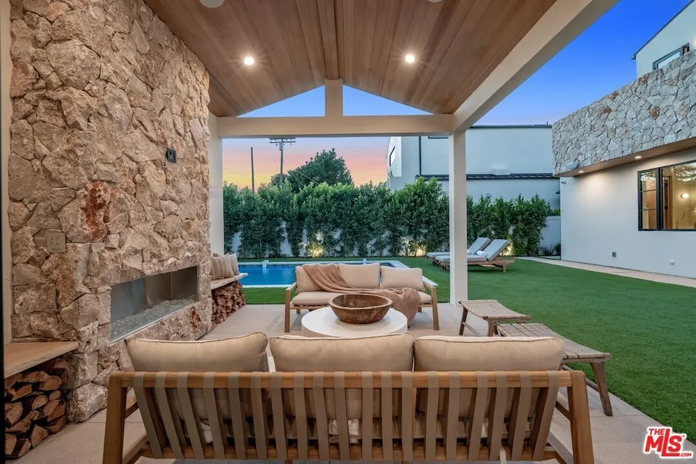 11746 Blix St, Valley Village, CA 91607