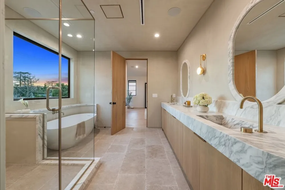 11746 Blix St, Valley Village, CA 91607