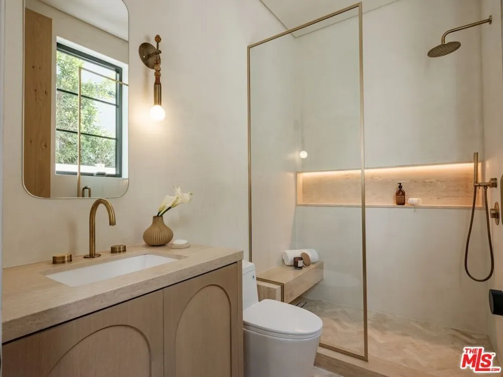 11746 Blix St, Valley Village, CA 91607