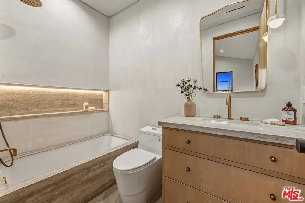 11746 Blix St, Valley Village, CA 91607