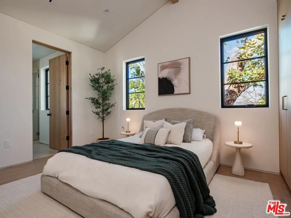 11746 Blix St, Valley Village, CA 91607