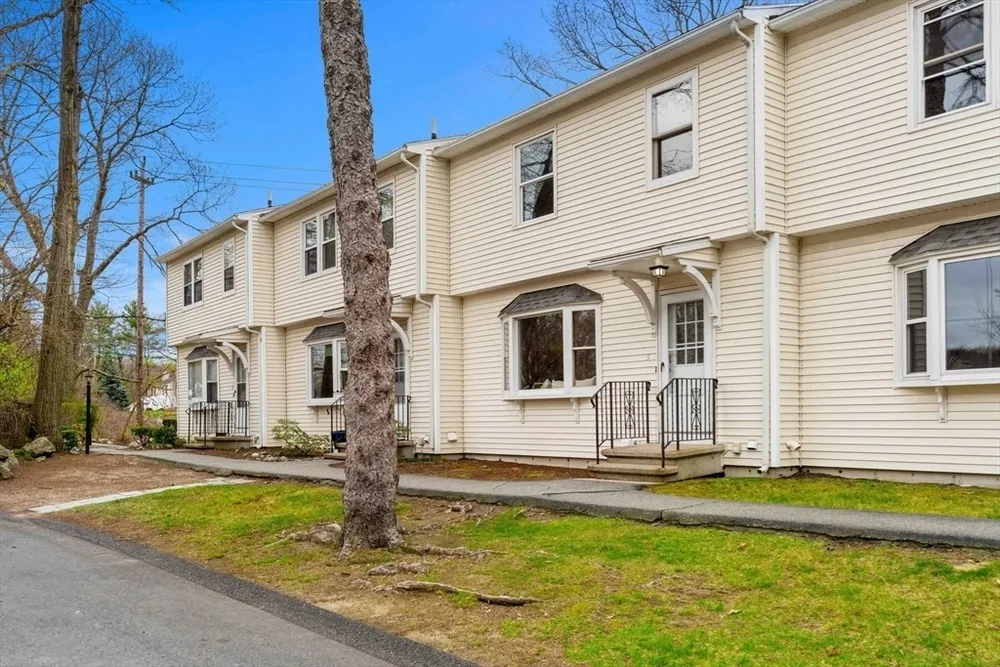 357 Boylston St, Lowell, MA 01852