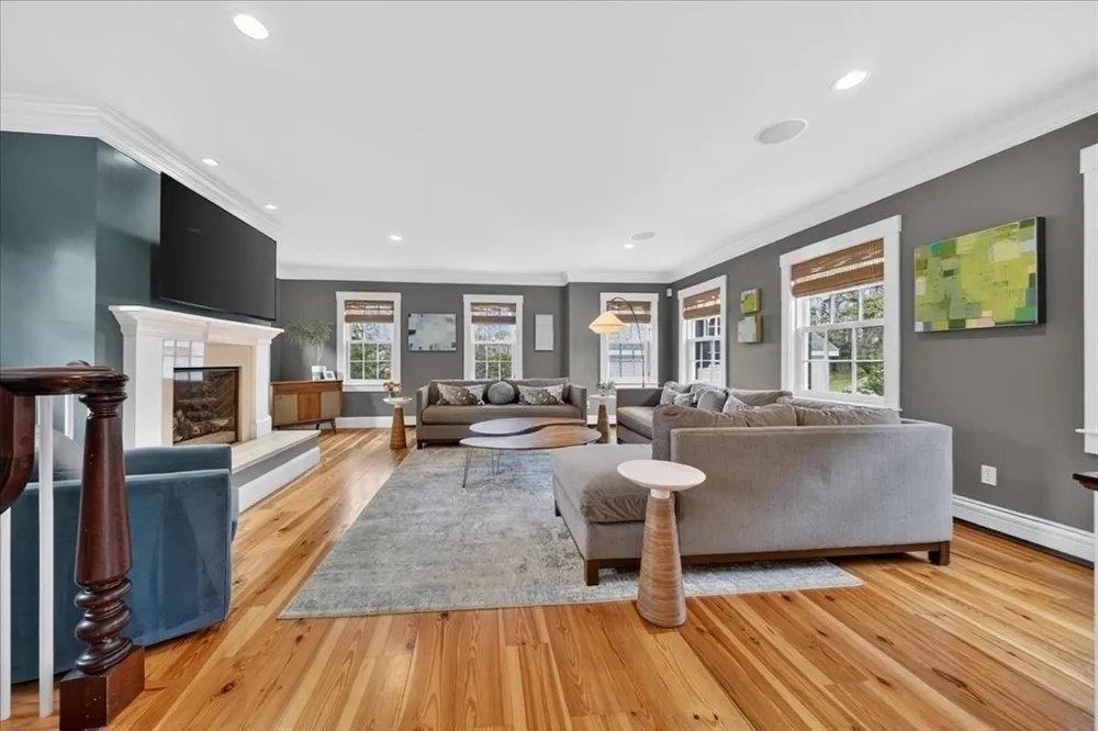 33 Lincoln St, Hingham, MA 02043