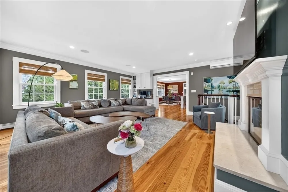 33 Lincoln St, Hingham, MA 02043