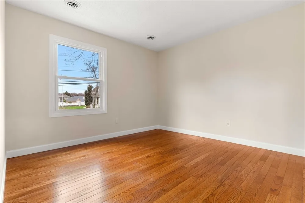 357 Boylston St, Lowell, MA 01852
