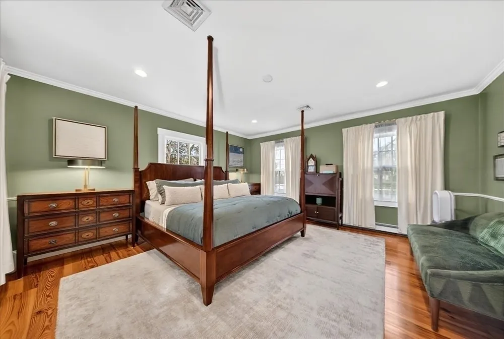 33 Lincoln St, Hingham, MA 02043