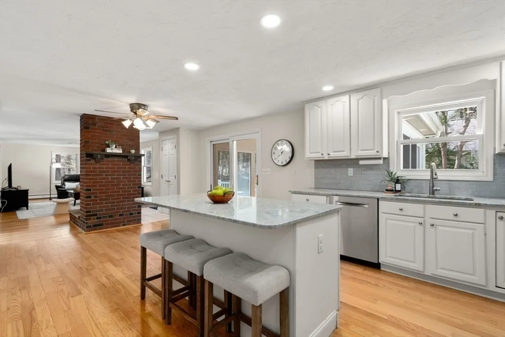 189 1/2 Seekonk St, Norfolk, MA 02056
