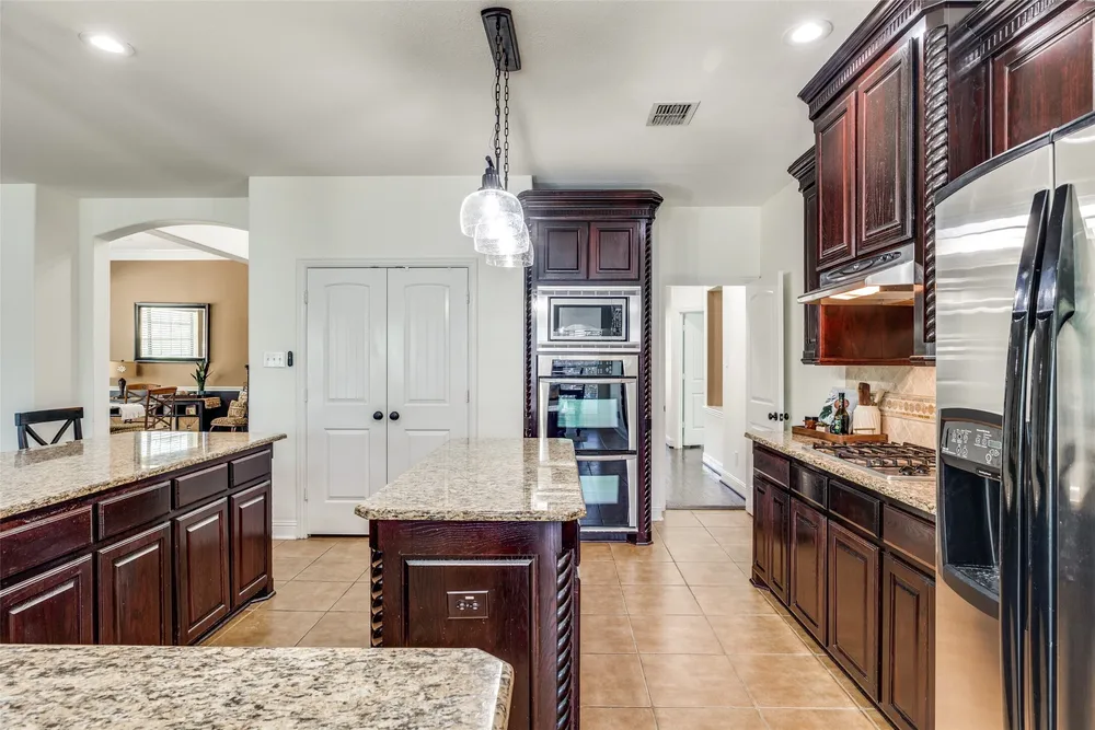 400 S Hampton Ct, Lewisville, TX 75056