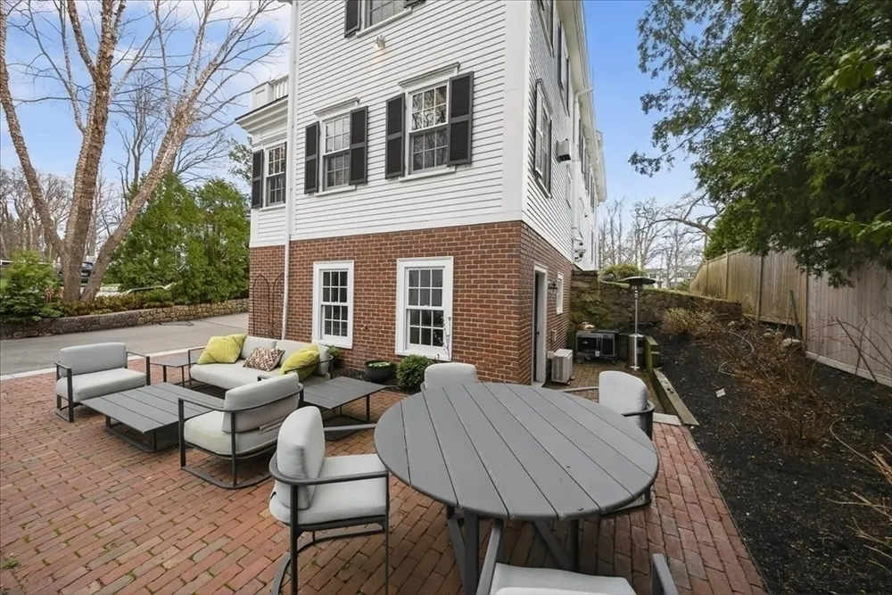 33 Lincoln St, Hingham, MA 02043