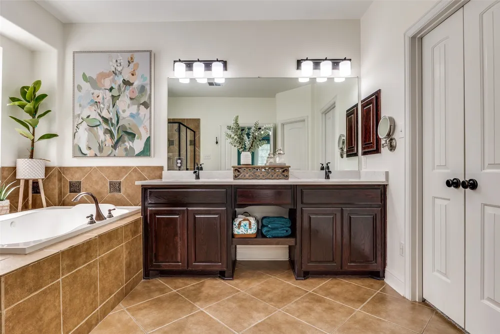 400 S Hampton Ct, Lewisville, TX 75056