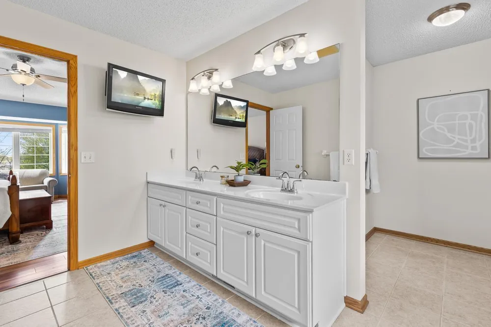 9724 Geisler Rd, Eden Prairie, MN 55347