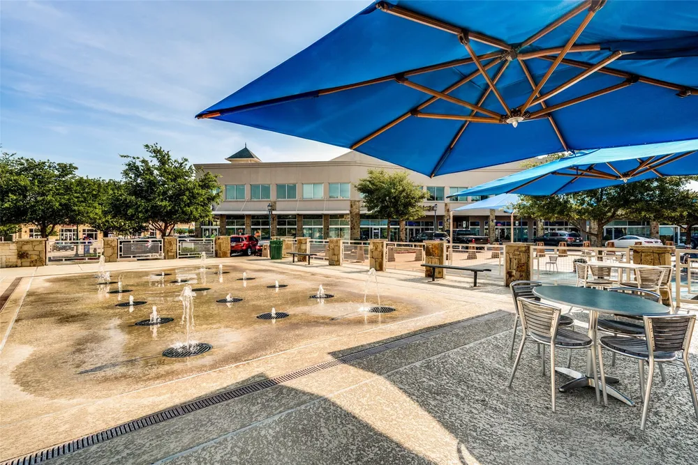 400 S Hampton Ct, Lewisville, TX 75056