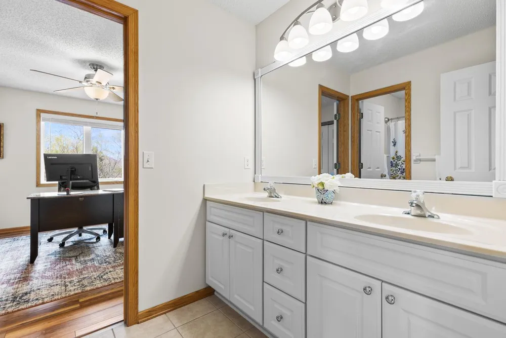 9724 Geisler Rd, Eden Prairie, MN 55347