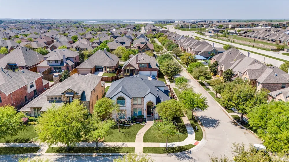 400 S Hampton Ct, Lewisville, TX 75056