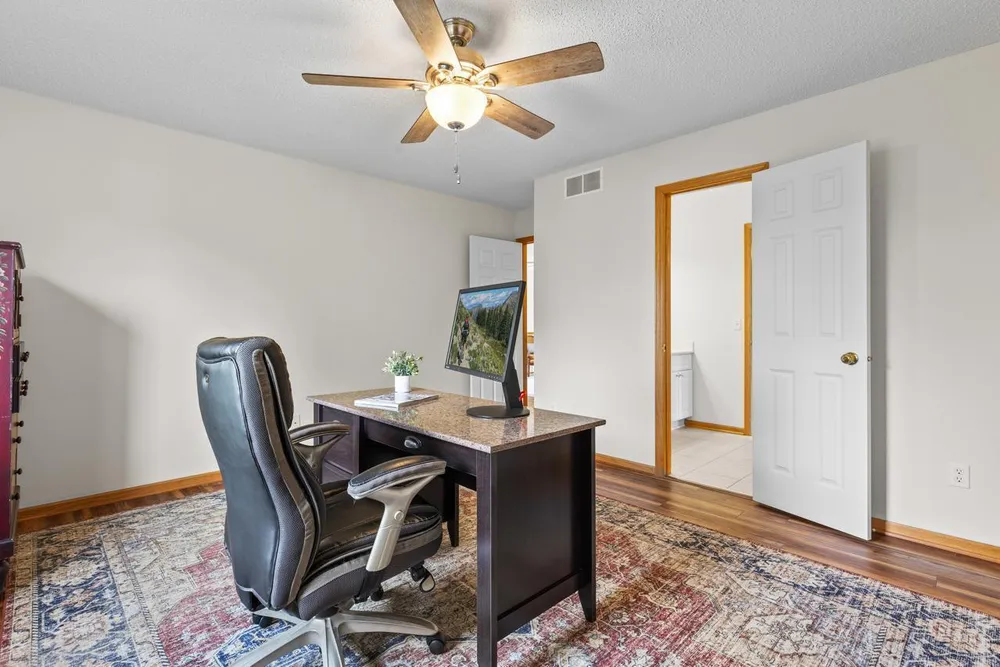 9724 Geisler Rd, Eden Prairie, MN 55347