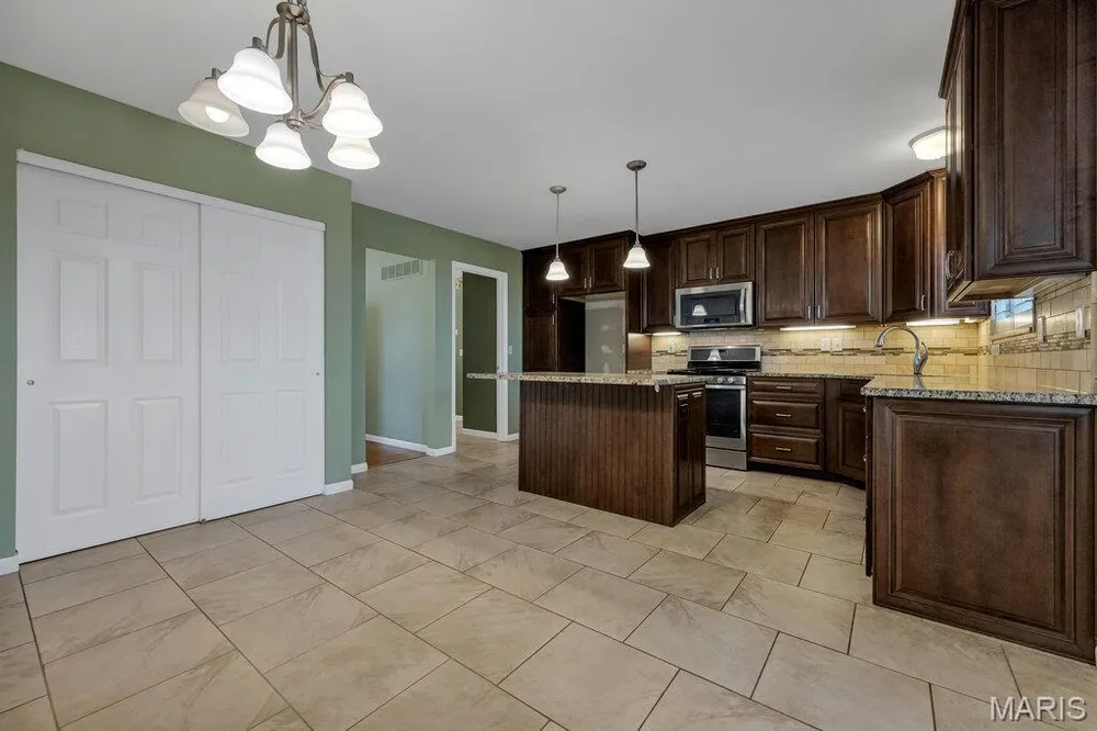 2094 Autumn Wood Dr, St Charles, MO 63303