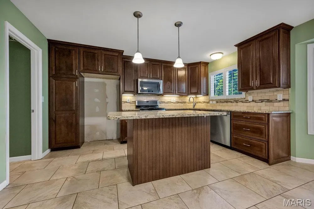 2094 Autumn Wood Dr, St Charles, MO 63303