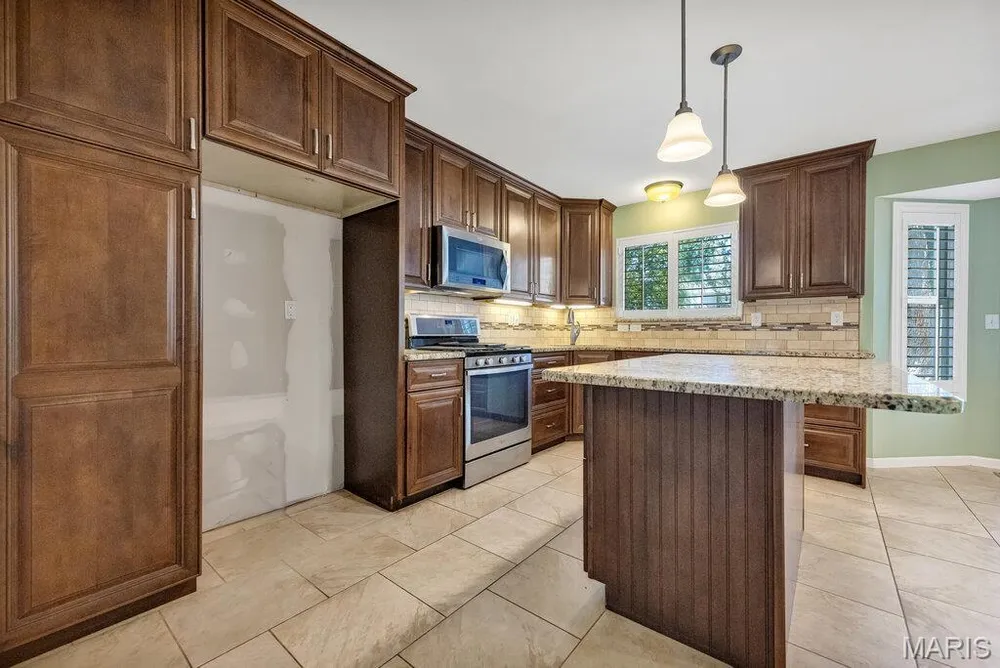 2094 Autumn Wood Dr, St Charles, MO 63303