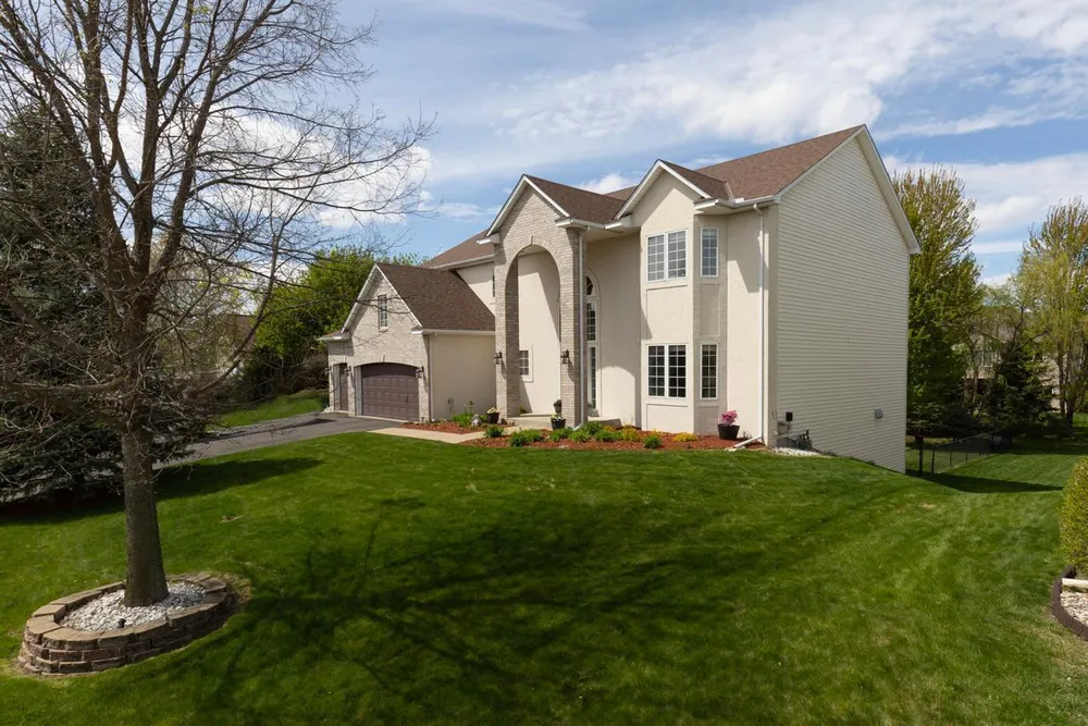 9724 Geisler Rd, Eden Prairie, MN 55347
