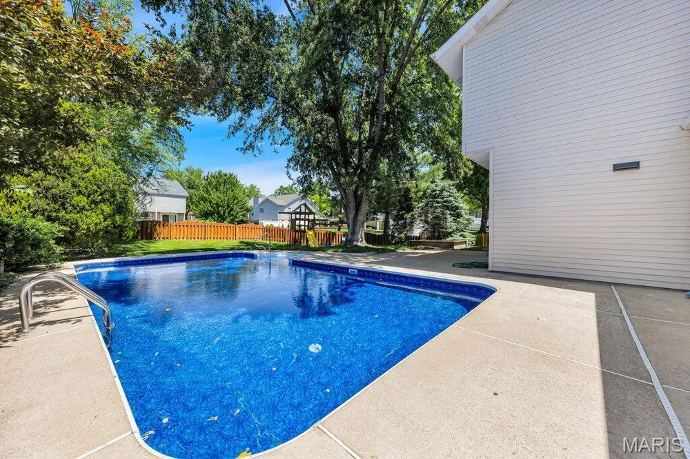 2094 Autumn Wood Dr, St Charles, MO 63303
