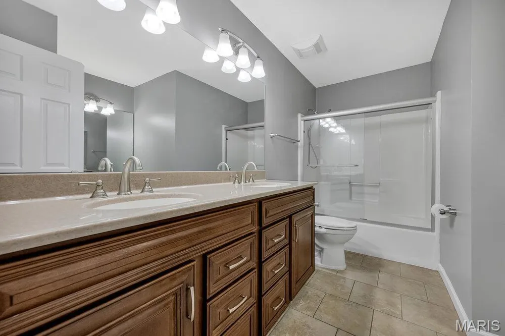 2094 Autumn Wood Dr, St Charles, MO 63303