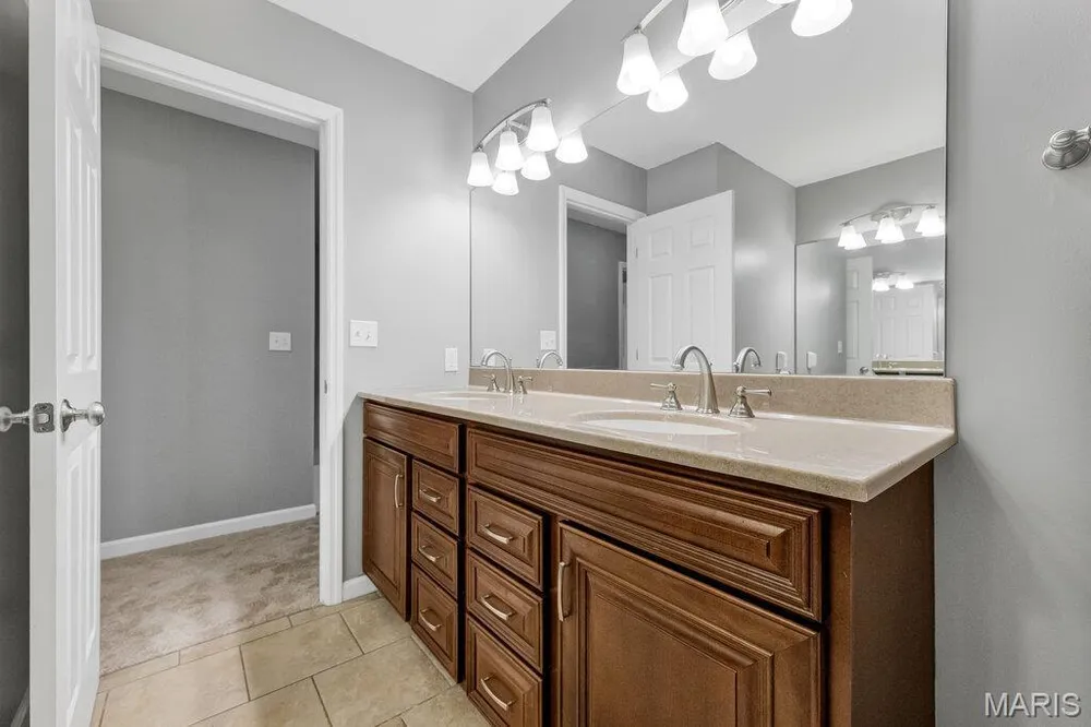 2094 Autumn Wood Dr, St Charles, MO 63303