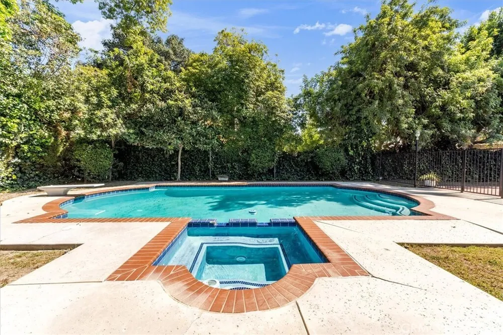 17082 Parthenia St, Sherwood Forest, CA 91325