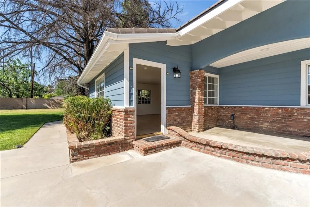 17082 Parthenia St, Sherwood Forest, CA 91325
