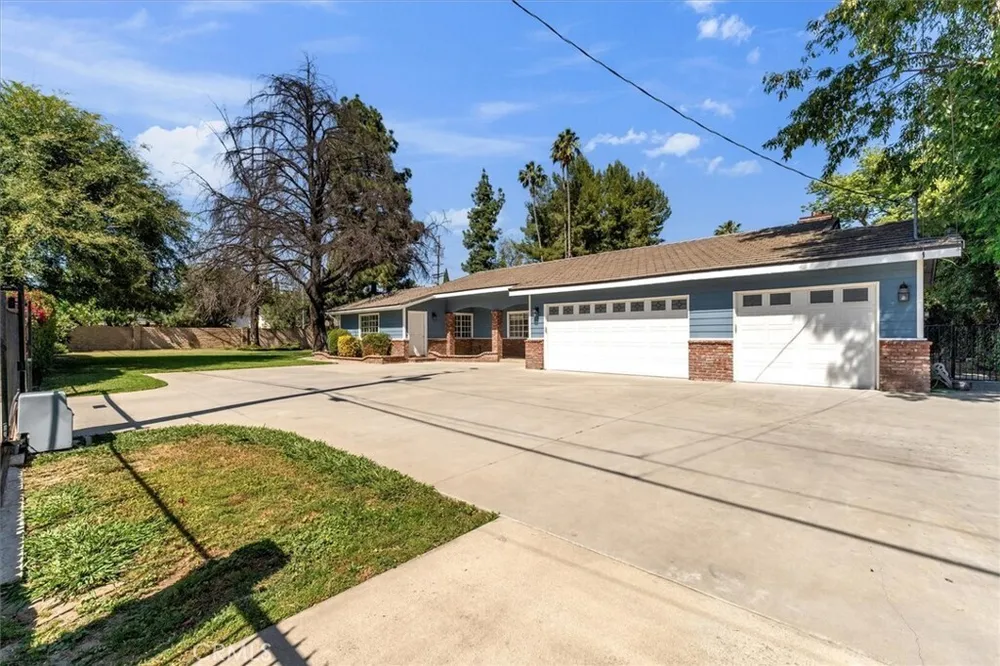 17082 Parthenia St, Sherwood Forest, CA 91325