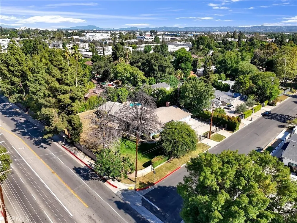 17082 Parthenia St, Sherwood Forest, CA 91325