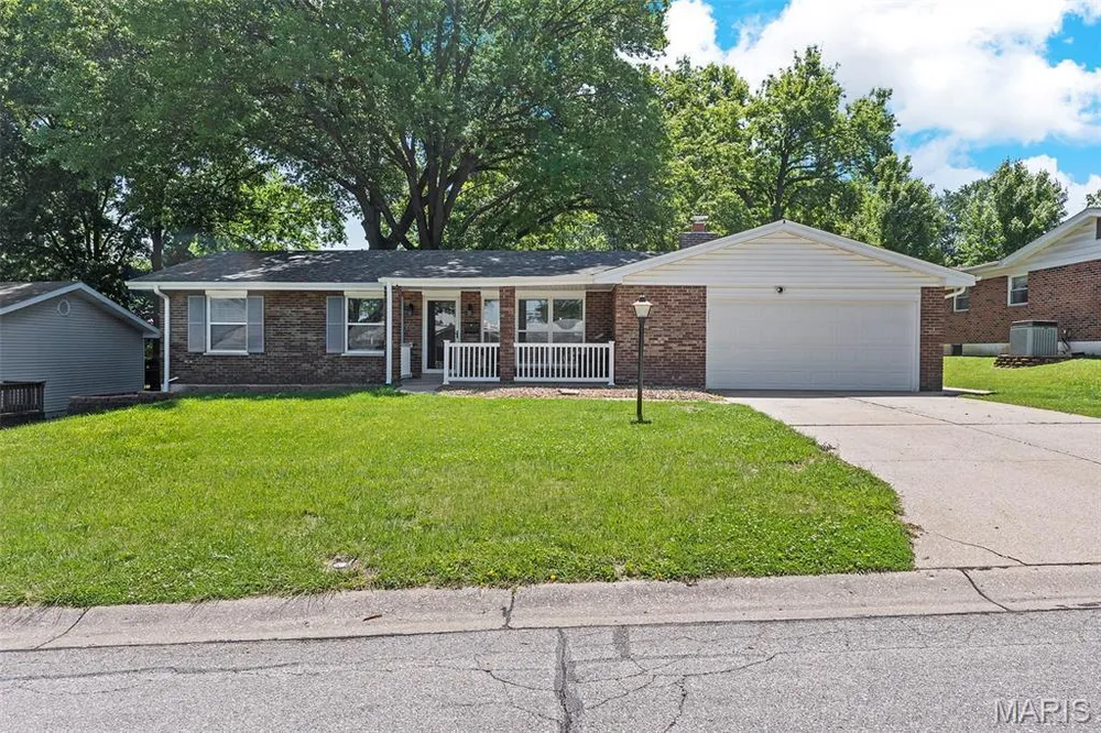 208 Canary Ln, St Charles, MO 63301